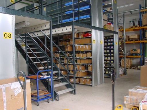 Stockregalanlage mit Stufen nach oben