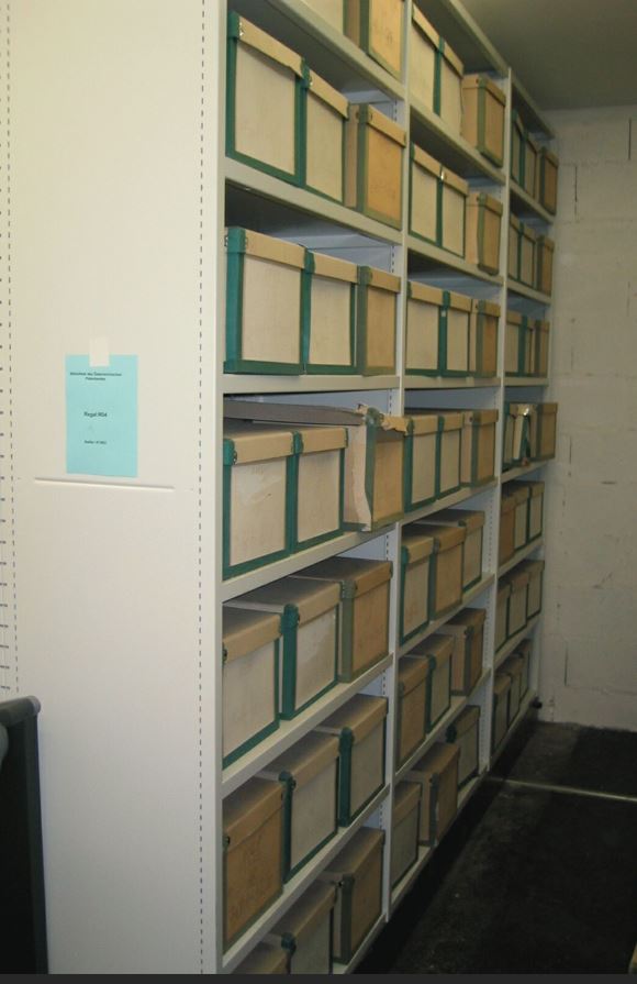 Es kann seitlich nichts herausfallen. Geschlossener Regal-Rahmen. - lagerconsulting.at