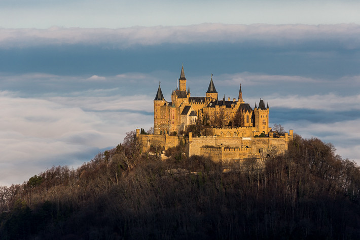 Die Burg befindet sich auf einer Höhe von 855 m ü. NN.