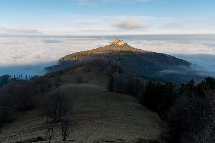 Weitwinkelaufnahme der Burg mit Bodennebel.