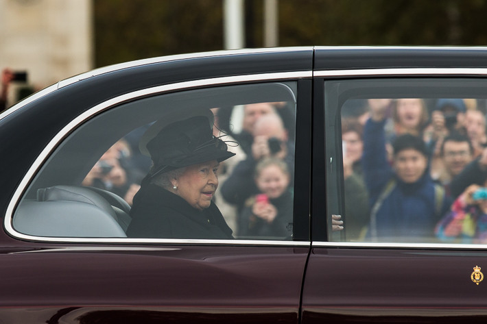 Am Vormittag des 09. November 2014 in London - Königin Elizabeth II. und dahinter ihr Mann Prinz Philipp