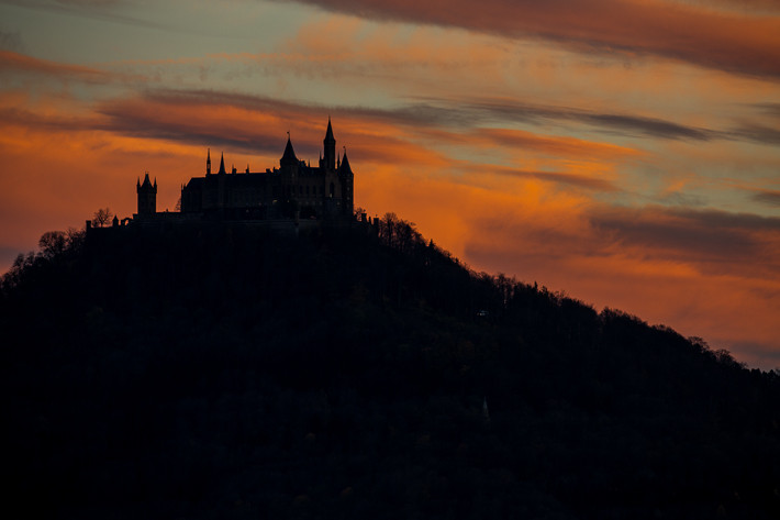 Sonnenuntergang - Silhouette der Burg Hohenzollern.