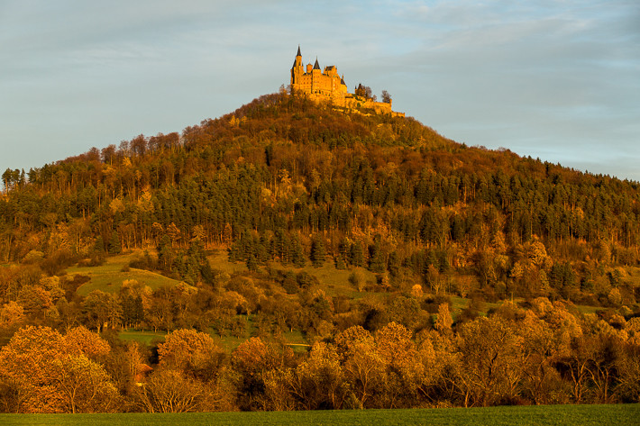 An einem herbstlichen Abend erstrahlte die Burg in rötlichen Farben.