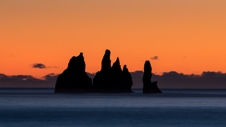Reynisdrangar, Skessudrangur, Landdrangur und Langsamur