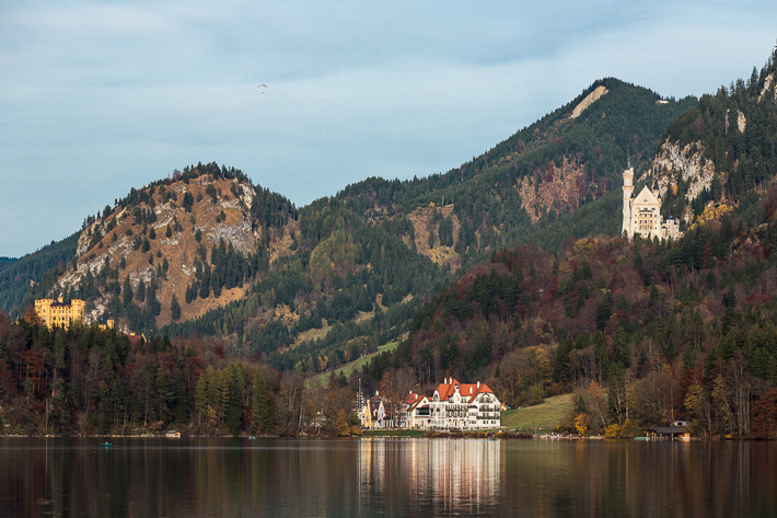 Blick vom Alpsee auf die Königsschlösser Hohenschwangau und Neuschwanstein.