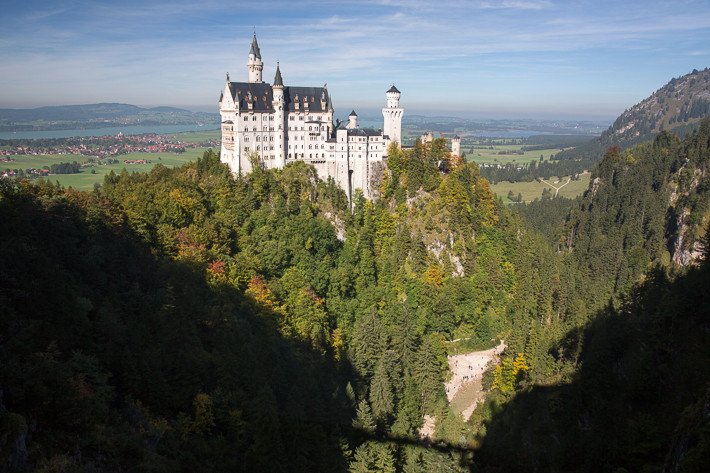 Neuschwanstein mit dem Schatten der Marienbrücke