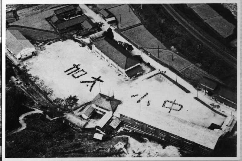 ⑦加太小学校（右側）と西部中学校加太分校 （昭和２５年建設記念撮影）