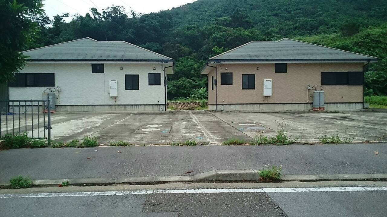 県道沿いからの入口