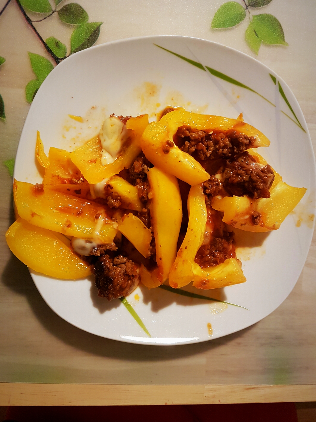 Für Junior habe ich die gefüllte Paprika in babygerechte Stücke geschnitten.