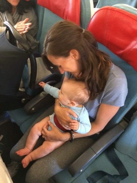 Mama mit Baby im Flugzeug. Tipps rund ums Flugzeug fliegen mit Baby auf Mama-Blog Patschehand.de.