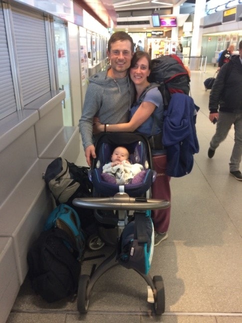 Familie auf Flughafen mit wenig Gepäck für eine lange Reise mit Baby in der Elternzeit.