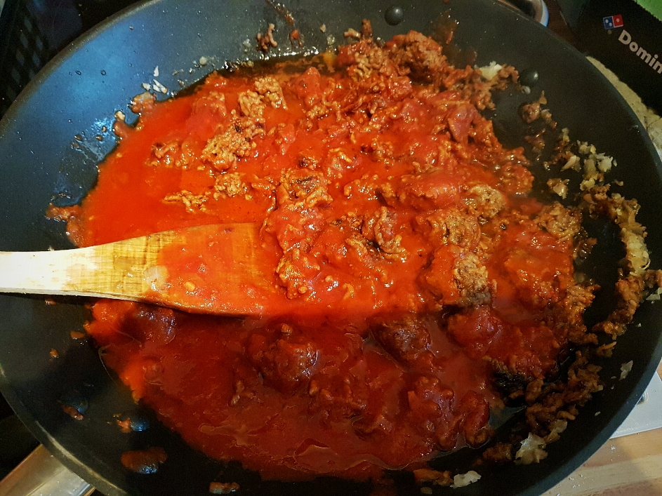 Die leckere Soße köchelt in der Pfanne.