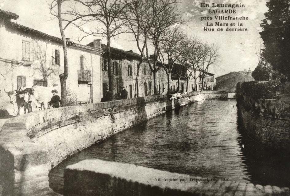 Les fossés derrière l'église