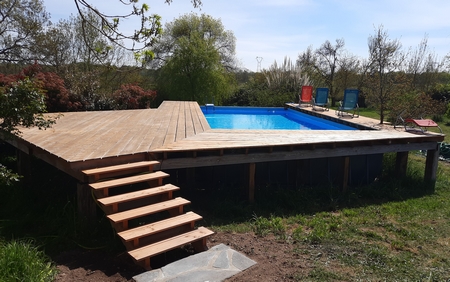 Plage et escalier autour d'une piscine hors-sol