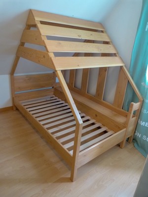 Lit-cage sous combles