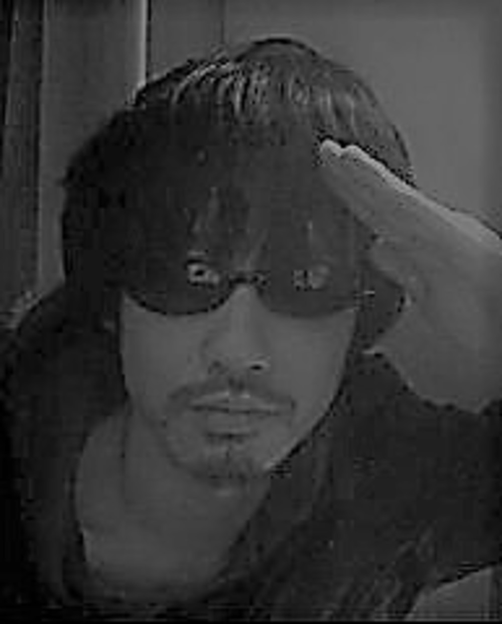 ガルマ・・・私の手向けだ。姉上と仲良く暮らすが良い・・（右手にはバズーカー 持ってます）