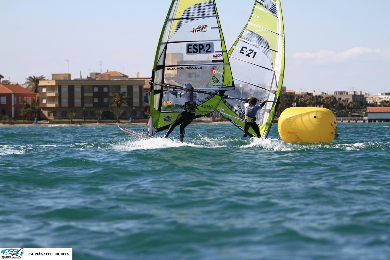 1st heat, not so much wind and a lot of pump... Emi and me at the jibe <3