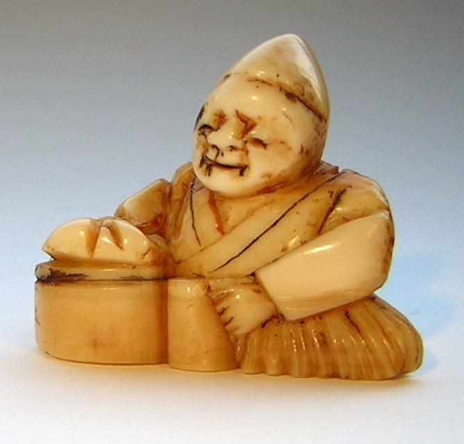 Netsuke 1235 sitzender Mann mit Korb links - Himotoshi im Boden  Edo Zeit - 2.H. 19.Jh. um 1865  unsigniert  Elfenbein -  in gutem Zustand mit schöner Gebrauchspatina  ca 22x31x13 mm 8,3 g  Preis 345,00 EUR