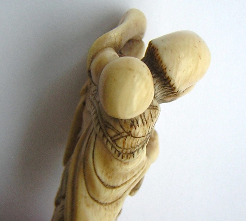 Netsuke 1004 Katabori Netsuke 形彫 aus Elfenbein  Darstellung: lachender Sennin mit geschulterter Kürbistrinkflasche spätes 18.Jh. um 1790 EUR 840,00