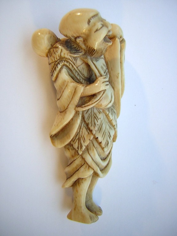 1004 Netsuke Katabori å½¢å½« Lachender Sennin Mit Geschulterter Kurbistrinkflasche Netsuke Inro Ojime Sagemono Okimono Elfenbein Ivory Juwelier Color Wiener Bronze Pinselbecher Russisches Email