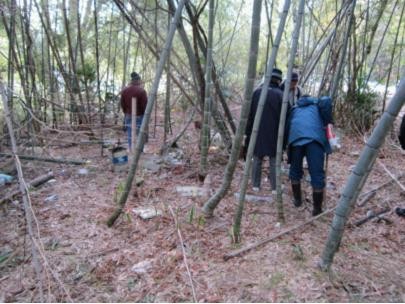 まずは不法投棄のごみ清掃から始め、荒廃した竹林を整備して、市民が竹林の中で憩う竹の散歩道(竹遊林)づくりを目指します。