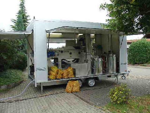 Die mobile Saftpresse - das ist ein 5m langer Anhänger mit Waschanlage, Rätzmühle zum Zerkleinern, eine Bandpresse, ein Pasteurisator und eine BagInBox-Abfüllanlage. 