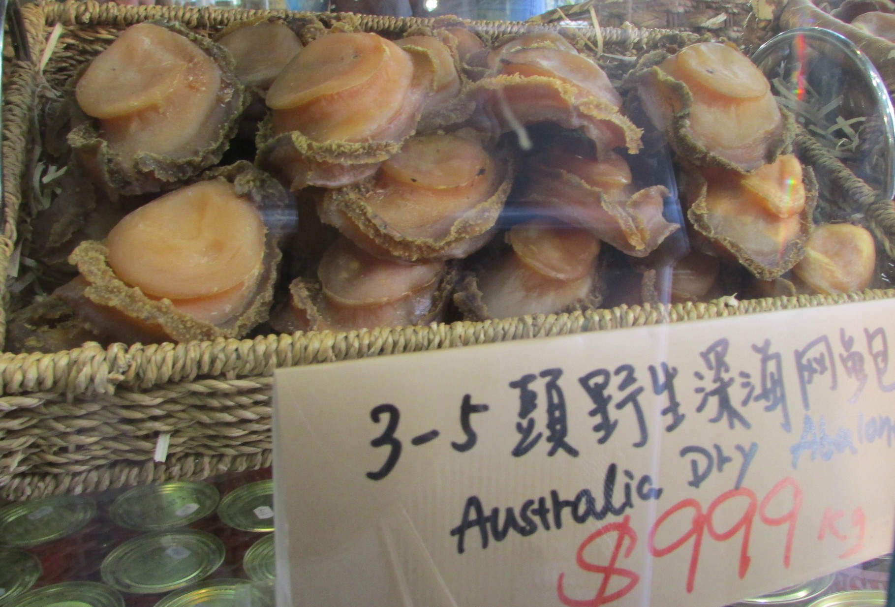 Abalone est le nom anglais de l'ormeau, un coquillage vendu à prix d'or car recherché par les gourmets asiatiques (et bretons).