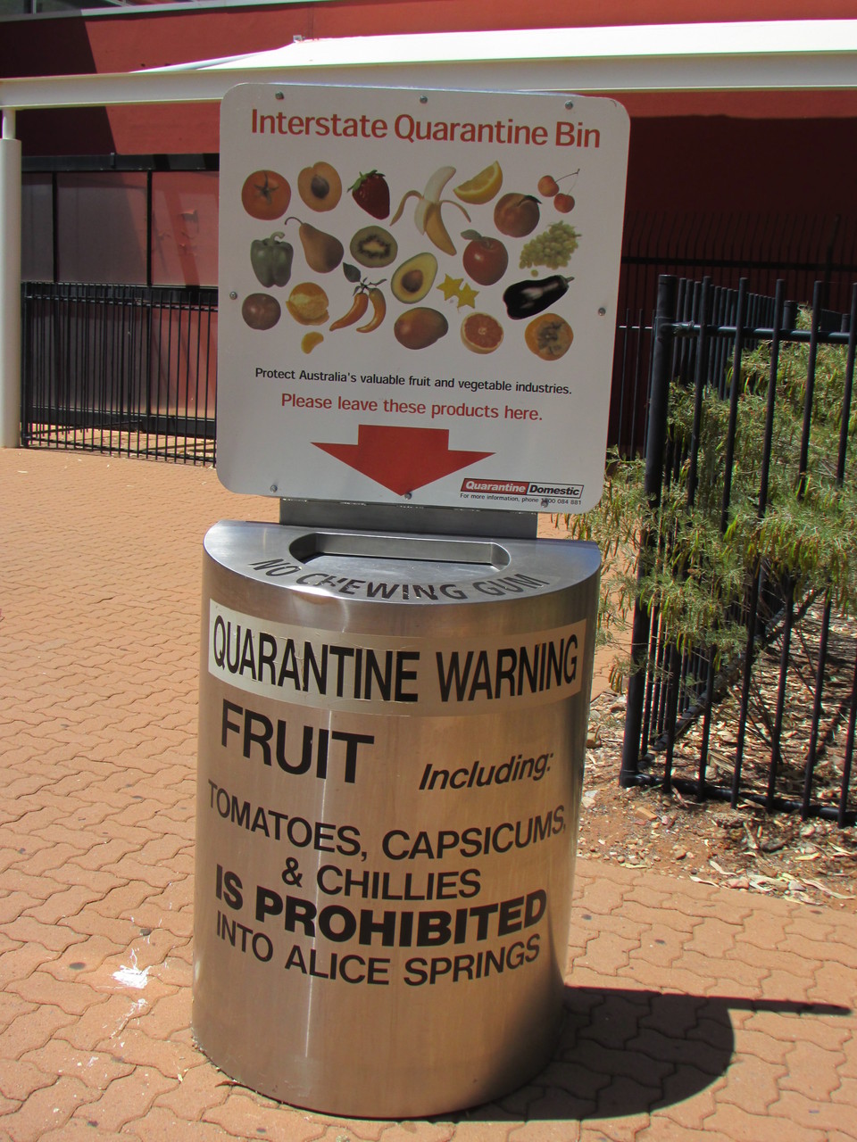 n°4: Cette poubelle nous informe de l'interdiction des poivrons et des tomates pourtant il y en avait dans les supermarchés à Alice Springs ! Je crois que je n'ai pas tout compris !