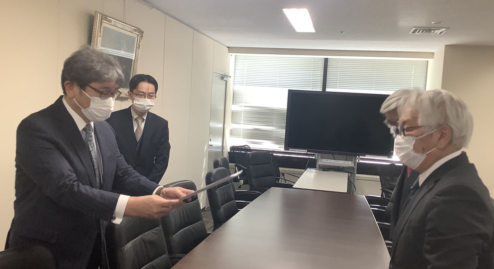 厚生労働省迫井医政局長に新型コロナウイルス感染症への対応に関する緊急要望を手交