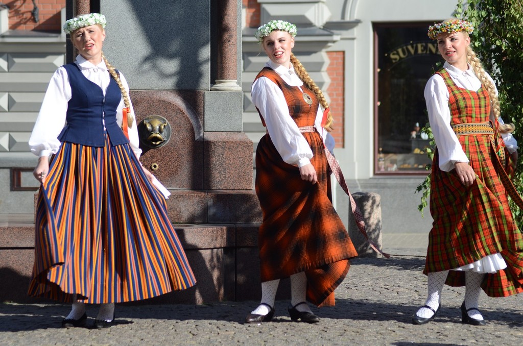 Riga, Folkloregruppe vor dem Schwarzhäupterhaus