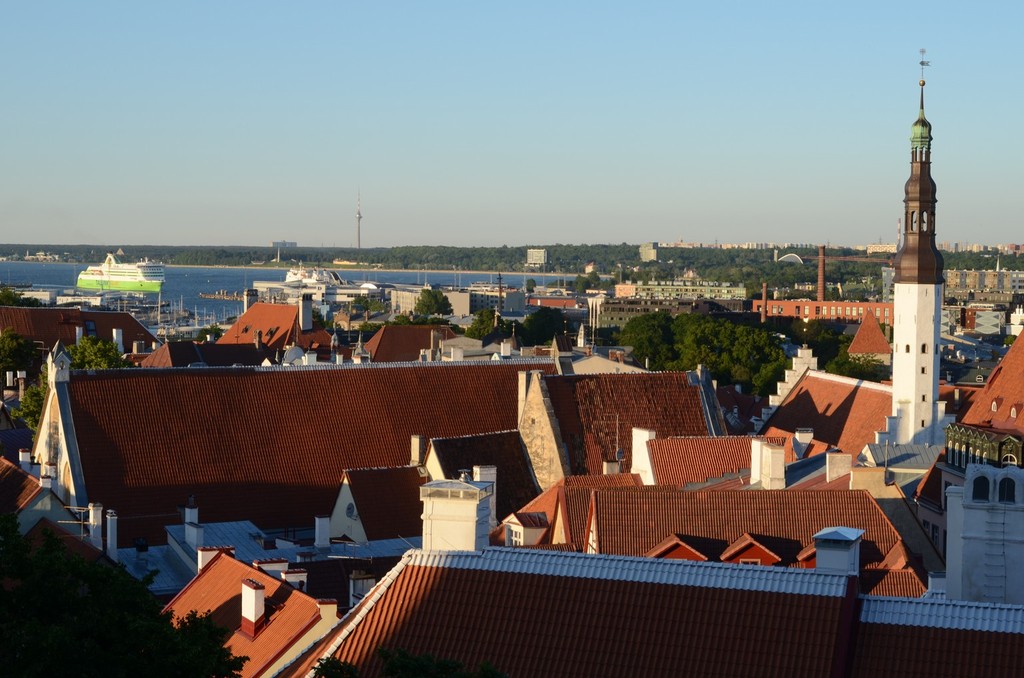 Tallinn, Blick vom Domhügel auf den Hafen