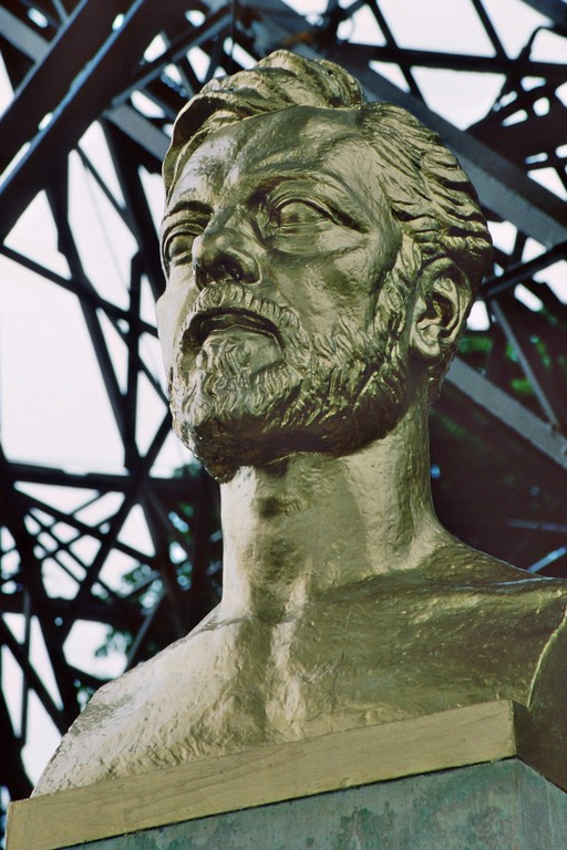 Gustave Eiffel (1832-1923), Büste am Fuß des Eiffelturms