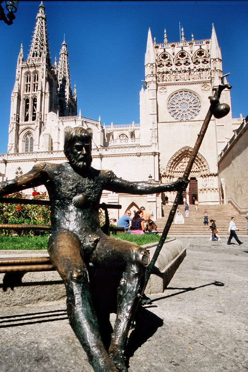 Burgos, Pilgermonument vor Südfassade der Kathedrale
