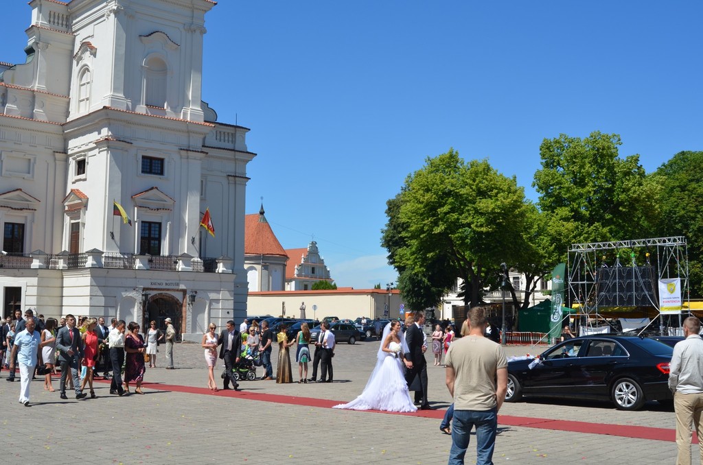 Sonnabendliches Hochzeitsgeschehen vor dem Rathaus von Kaunas