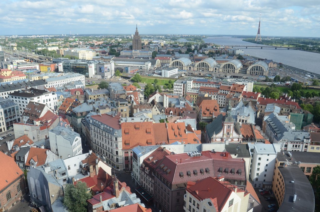 Riga, Blick von Sankt Petri nach Süden auf die Zeppelinhallen, den ehemaligen Kulturpalast und den Fernsehturm