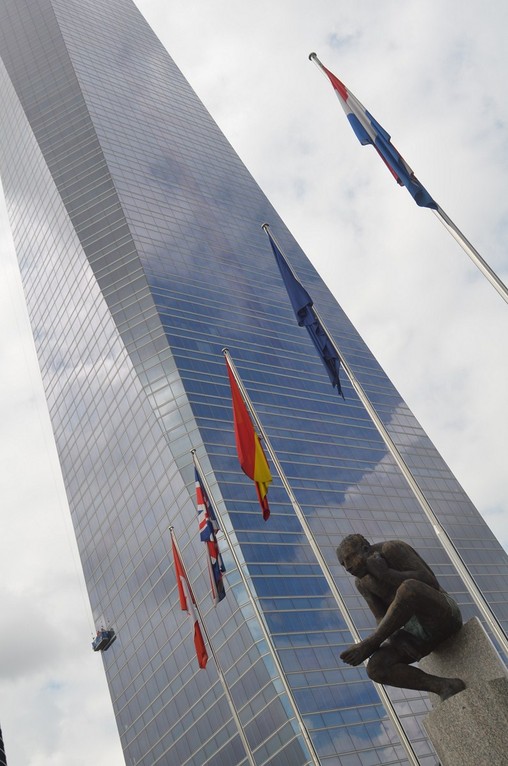 Madrid, Torre Espacio mit Statue des 'Sitzenden Simeon' von Francisco Leiro (2007)