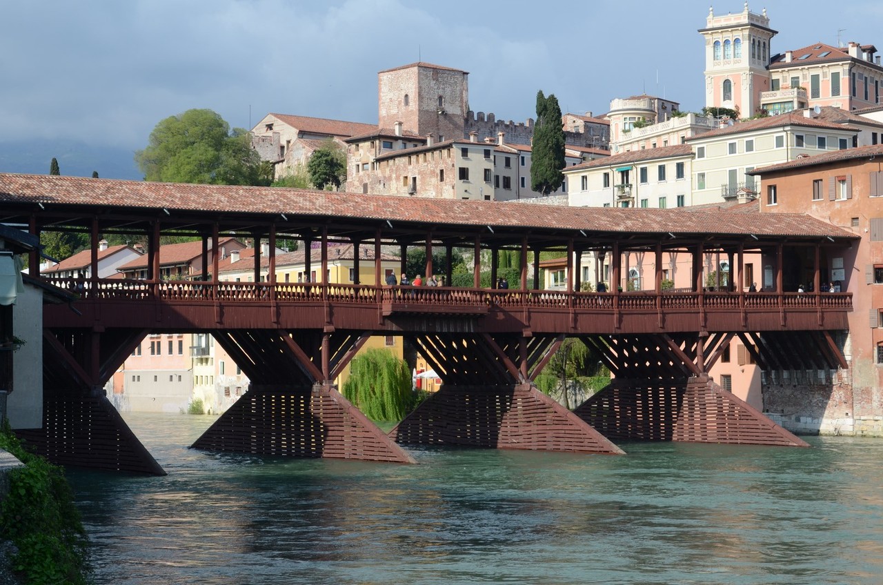 Veneto: Ponte Vecchio über die Brenta in Bassano del Grappa