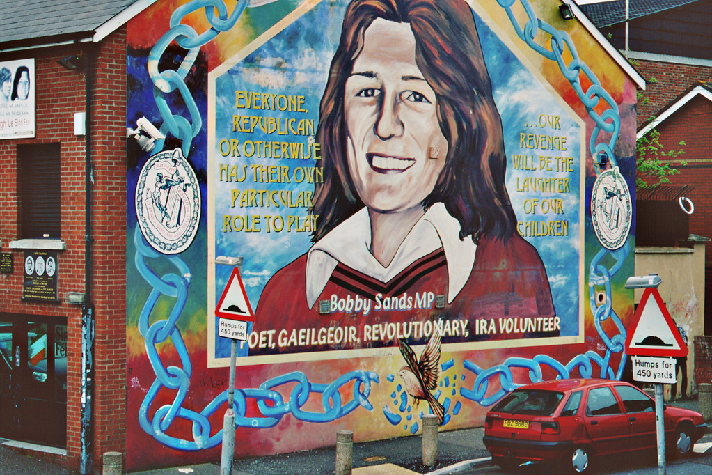 Belfast, Falls Road, Hauptquartier von Sinn Fein mit Mural für Bobby Sands