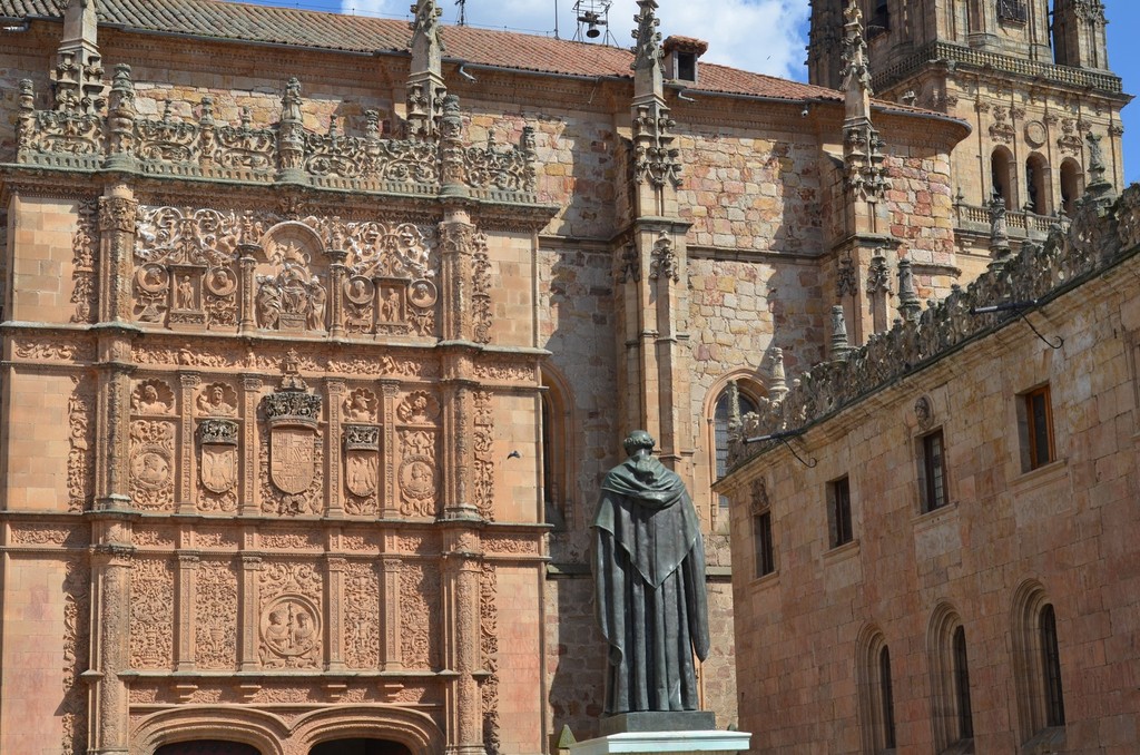 Salamanca, Platereske Fassade des Hauptgebäudes der Universität (Escuelas mayores, 1533) mit Statue des Fray Luis de León (1527/8-1591)