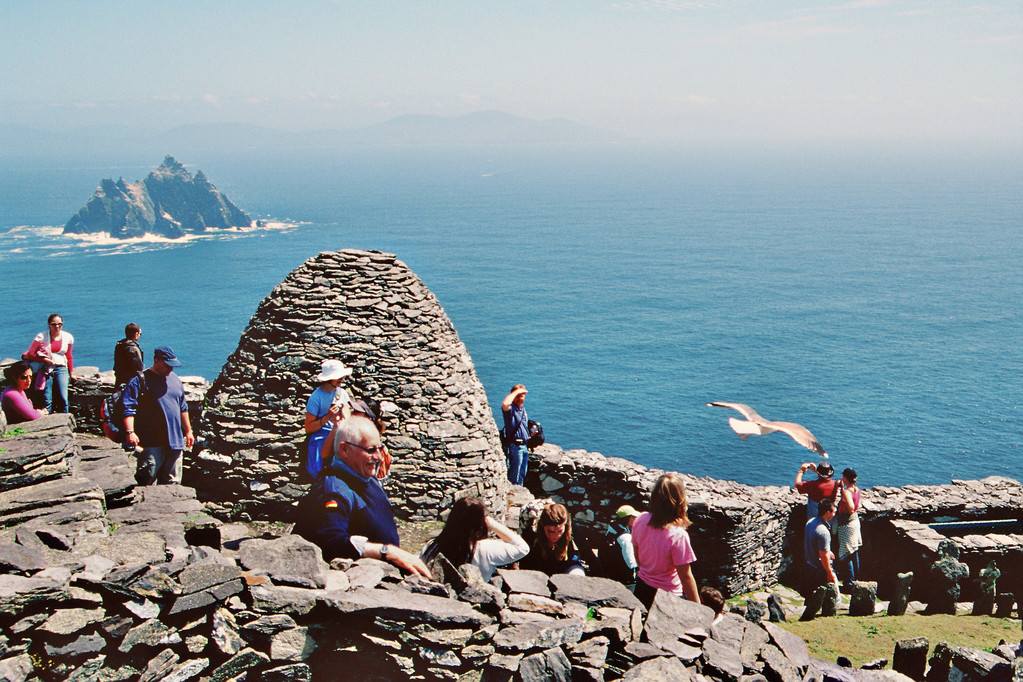 Skellig Michael, Mönchszellen ('Bienenkorbhütten'), im Hintergrund Little Skellig