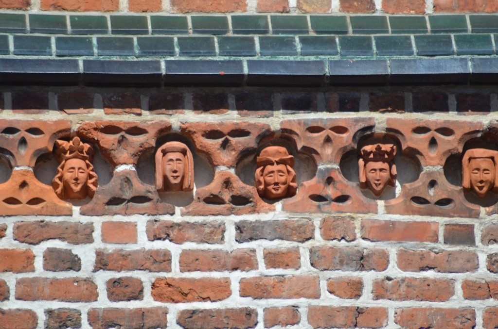 Tartu/Dorpat, Sankt Johannes der Täufer (14. Jahrhundert), Terrakottafiguren an der Südfassade