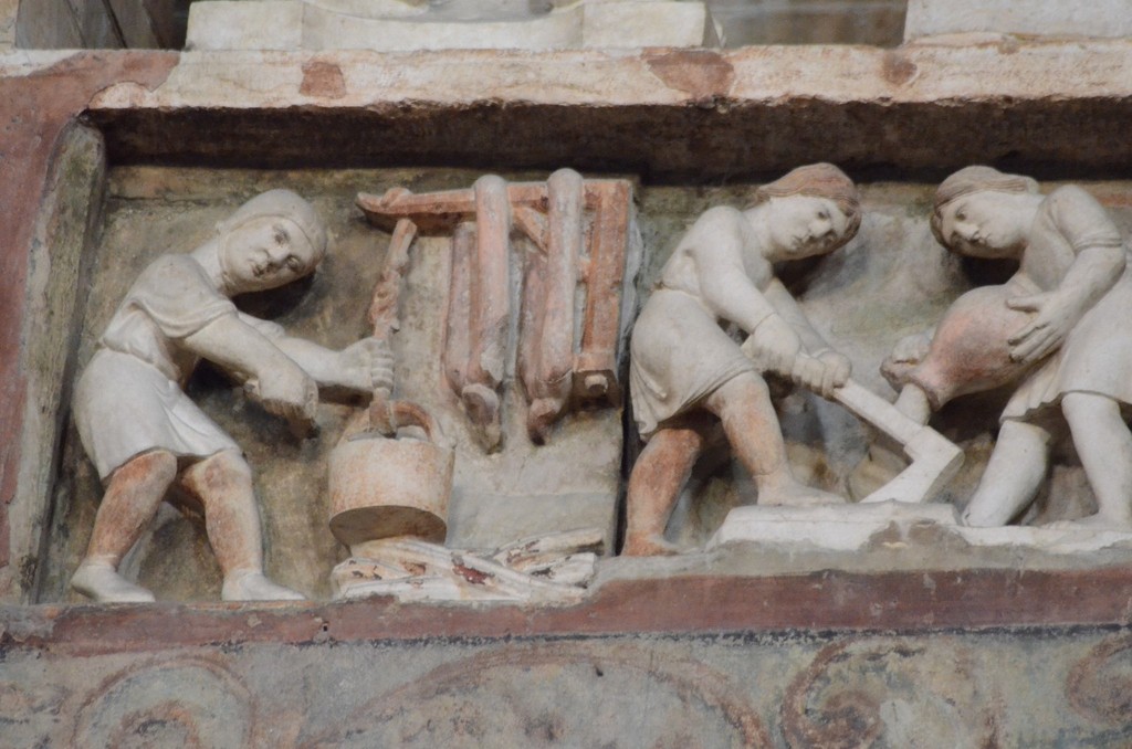 Parma, Baptisterium, Skulptur der Monatsarbeiten: Die Wurstherstellung