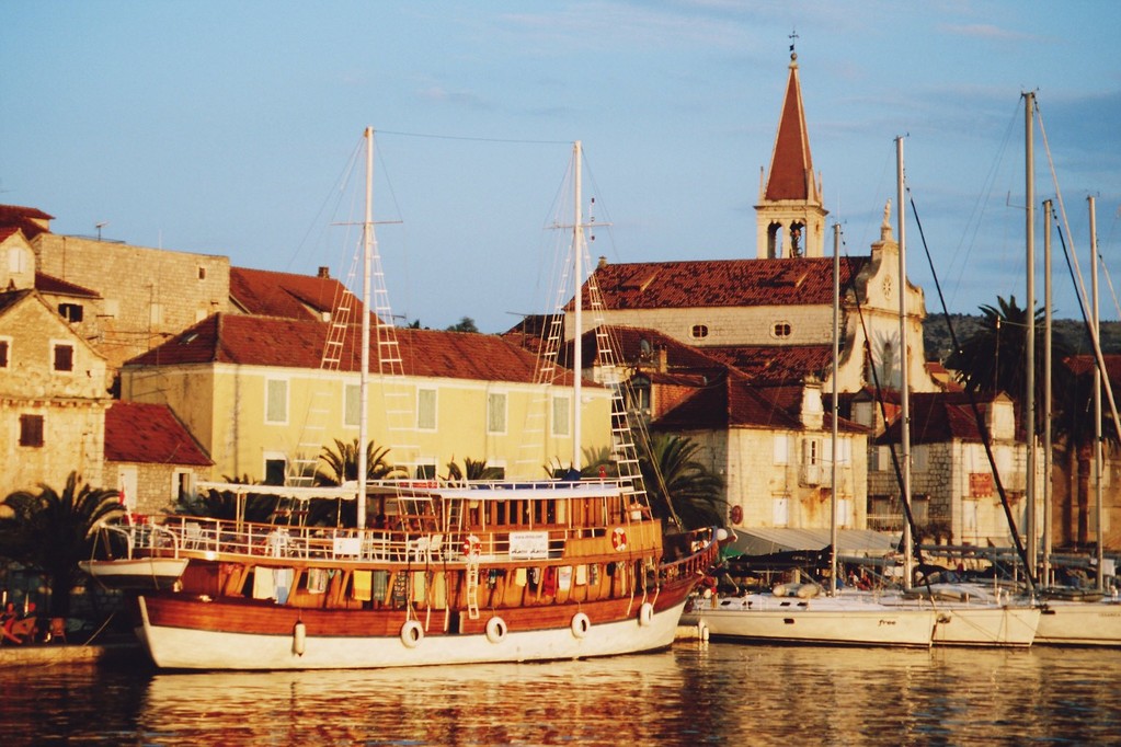 Labrador-Schwesterschiff im Hafen von Milna (Insel Brač)