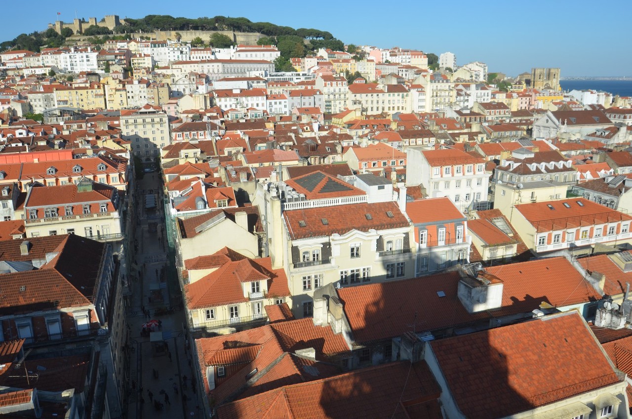 Lissabon, Blick vom Miradouro do Carmo auf das Castelo de São Jorge