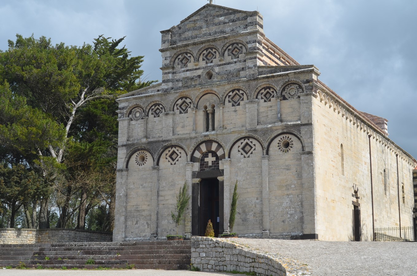 Pisanerkirche San Pietro di Sorres von außen ...