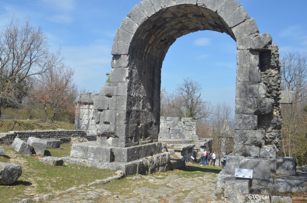 Carsulae, Via Flaminia und nördliches Stadttor