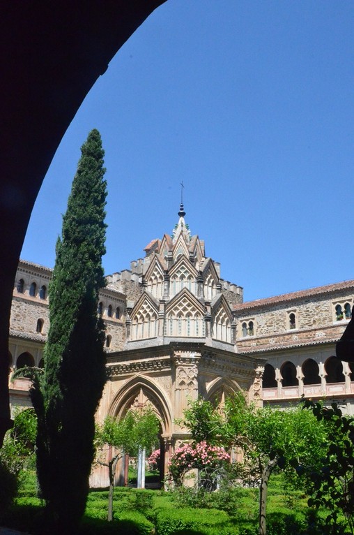 Kloster Nuestra Señora de Guadalupe, Mudéjar-Kreuzgang mit Brunnenhaus (Ende 14. Jh.)