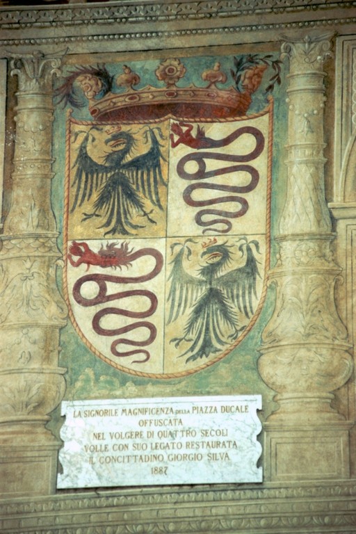 Vigevano, Piazza Ducale, Wappen der Visconti