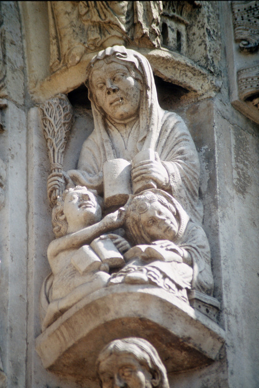 Kathredrale von Chartres, Westfassade, Allegorie der Grammatik