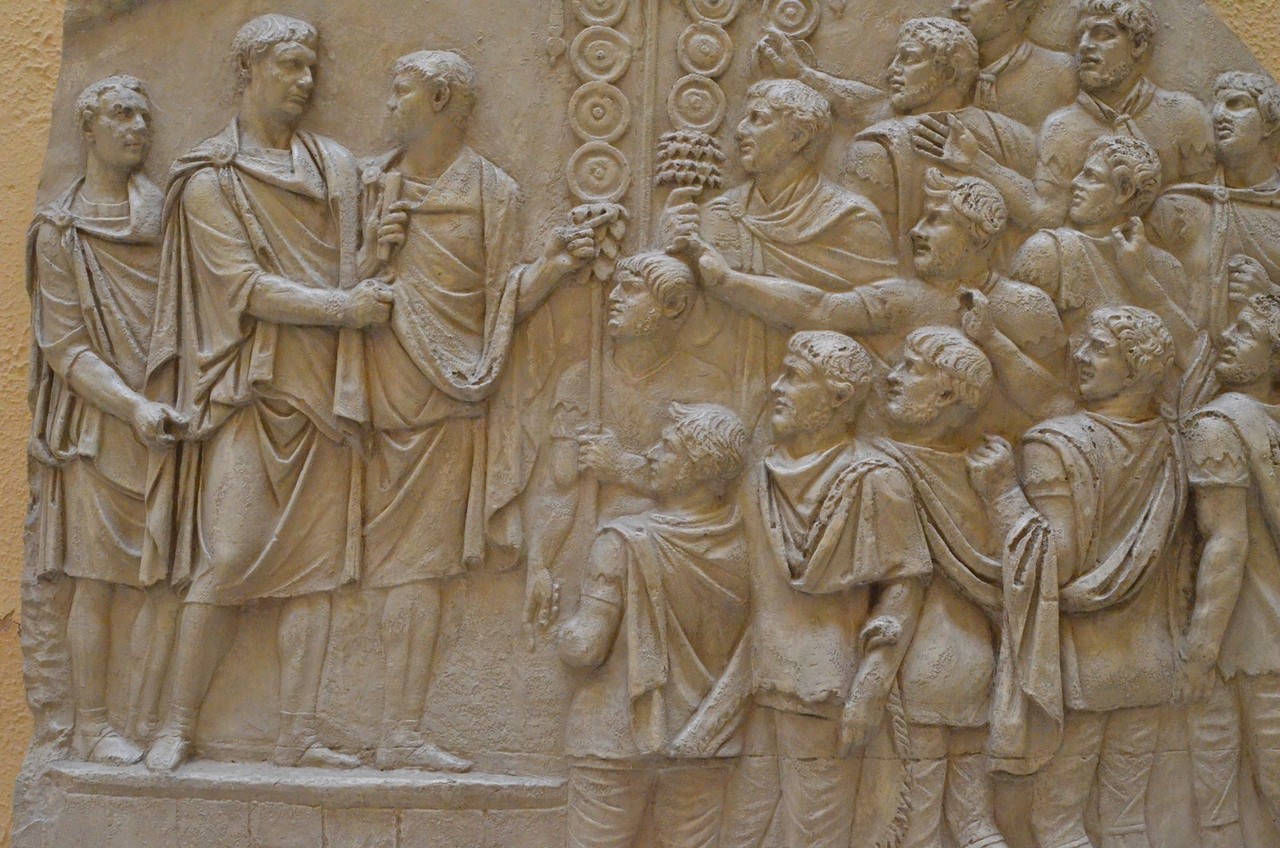 Kaiser Trajan - Ansprache an die Soldaten (Detail der Trajansäule, Museo della Civiltà Romana)